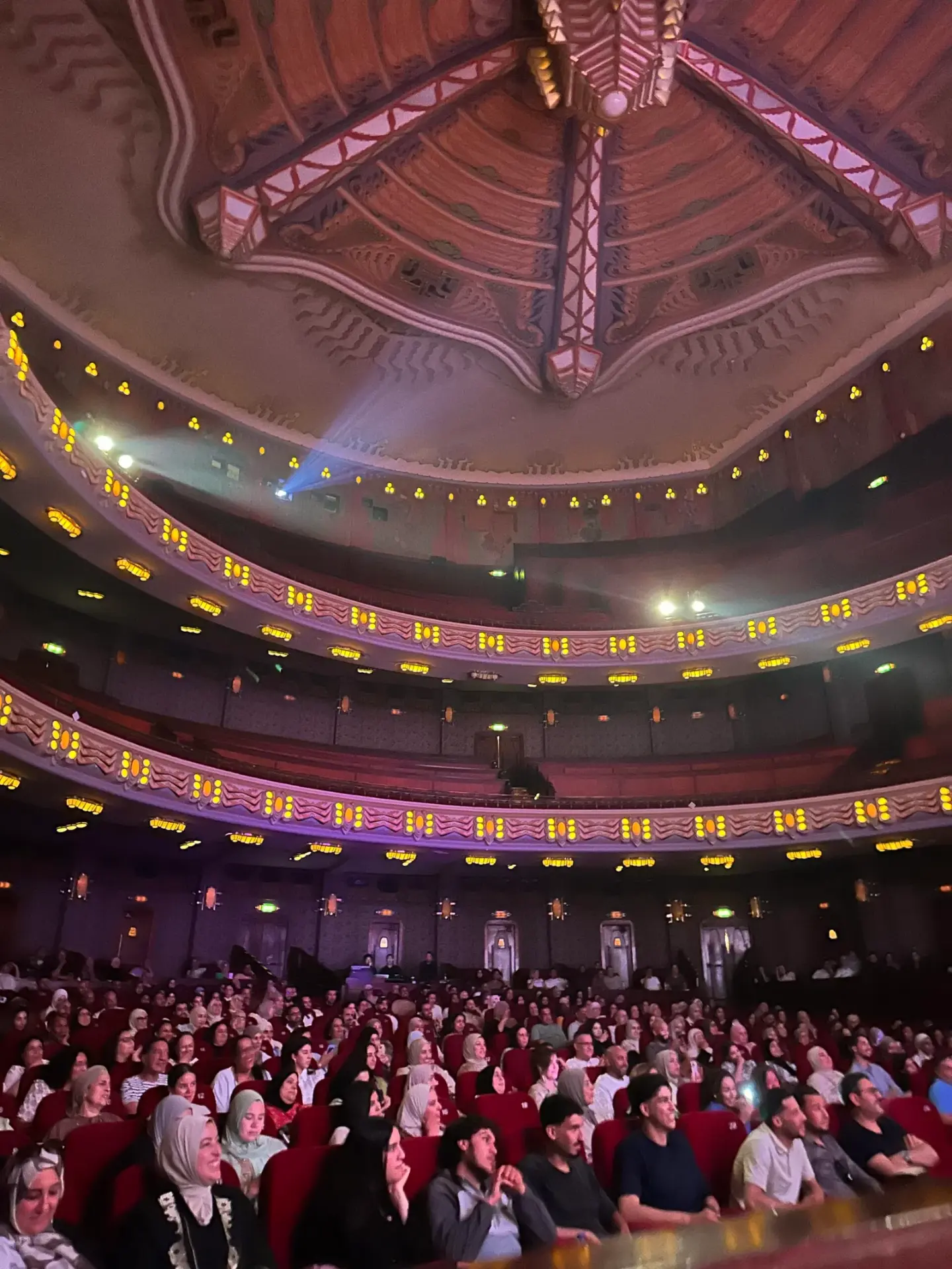 De sfeervolle Grote Zaal van Paradiso met balkons en publiek tijdens een eerdere Laugh Maroc-show